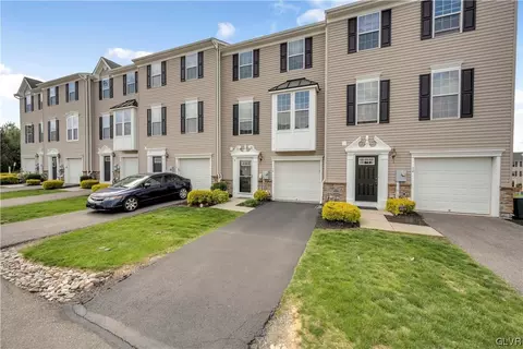 16 White Rose Ln, Palmer Township, PA 18045