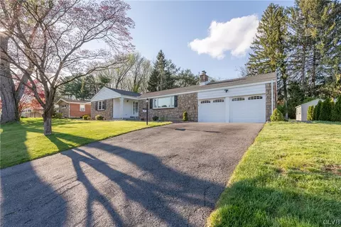 271 Flagstone Dr, Bethlehem, PA 18017