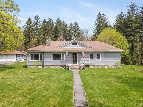 158 Carlton Rd, Mount Pocono, PA 18344