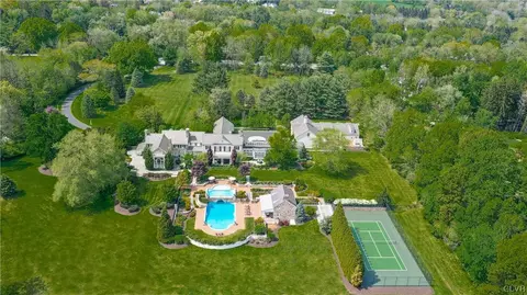 1616 Saucon Valley Rd, Bethlehem, PA 18015