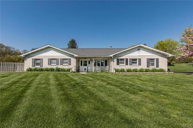 511 Ashwood Dr, Nazareth, PA 18064