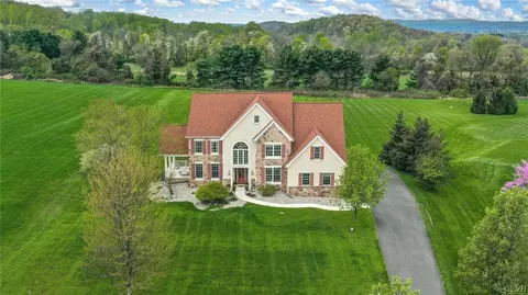 1560 Jakes Pl, Hellertown, PA 18055