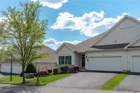 8 Somerset Ln, Palmer Township, PA 18045