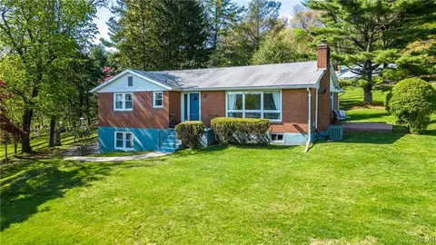 2202 Weida Ln, Hellertown, PA 18055