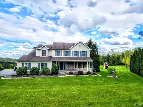 822 S Dogwood Rd, Walnutport, PA 18088