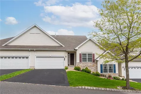 11 Canterbury Ln, Palmer Township, PA 18045