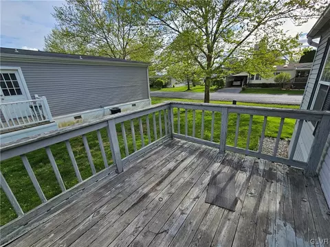 133 Greentree Ct, Bath, PA 18014 photo 2