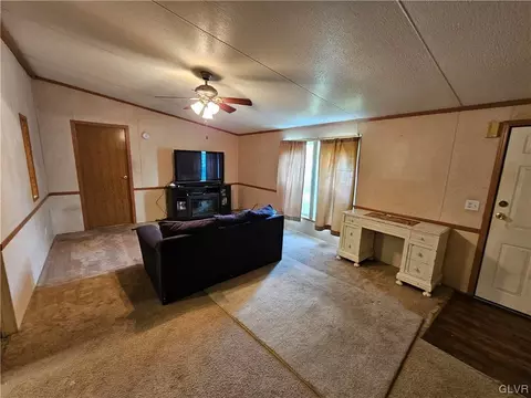 133 Greentree Ct, Bath, PA 18014 photo 5