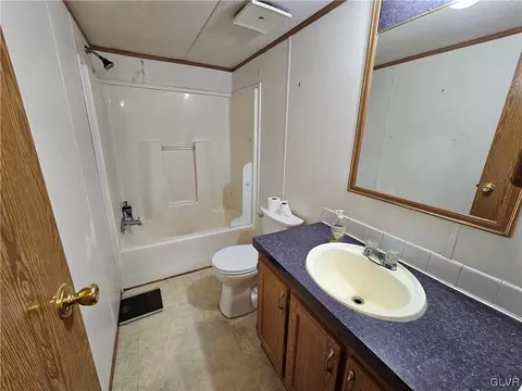 133 Greentree Ct, Bath, PA 18014 photo 9