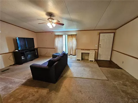 133 Greentree Ct, Bath, PA 18014 photo 4