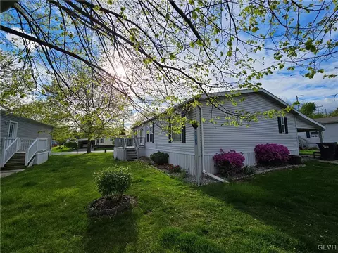 133 Greentree Ct, Bath, PA 18014
