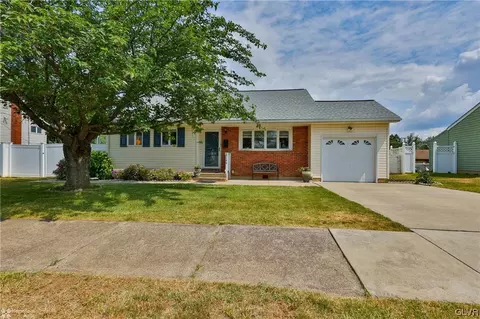 2144 Vista Dr, Bethlehem, PA 18018