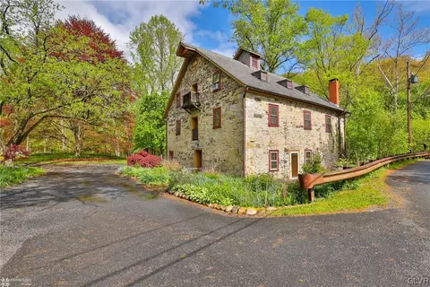6872 Little Creek Rd, Bangor, PA 18013