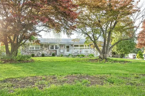 2836 N Delaware Dr, Mount Bethel, PA 18343