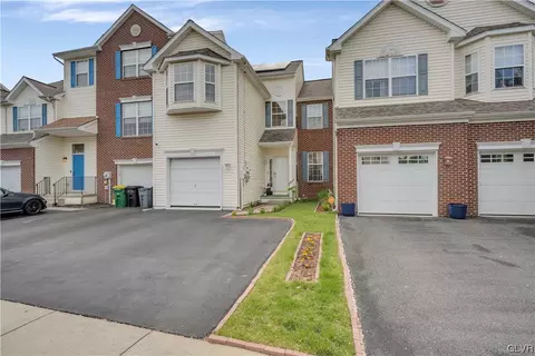 5578 Spring Ridge Dr W, Macungie, PA 18062