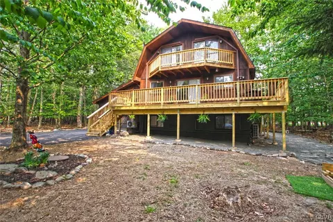 1762 Rolling Hills Dr, Coolbaugh Twp, PA 18466