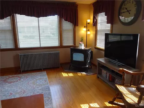 348 E Main St, Bath, PA 18014 photo 6