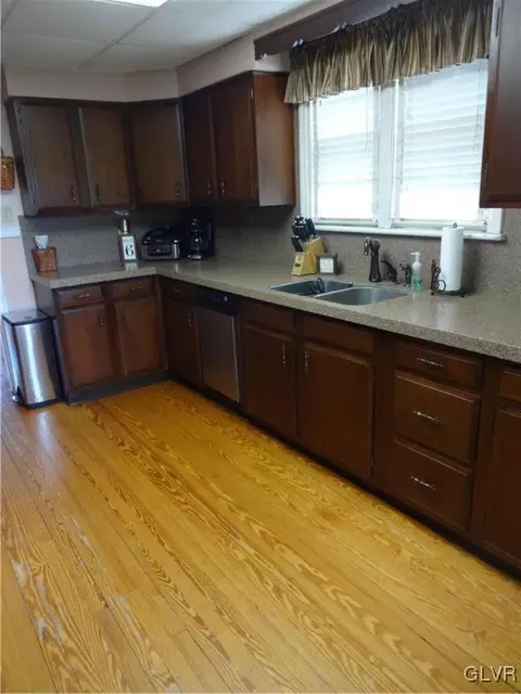 348 E Main St, Bath, PA 18014 photo 4