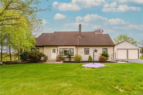 4815 S Cypress Dr, Walnutport, PA 18088