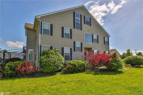 5271 Spring Ridge Dr E, Macungie, PA 18062
