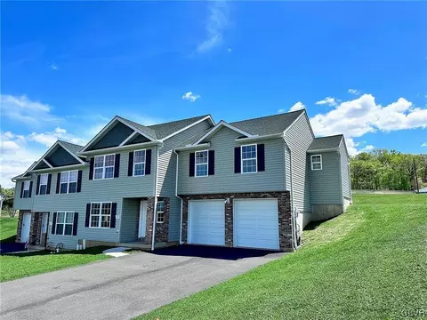 3444 Fury Ct, Slatington, PA 18080