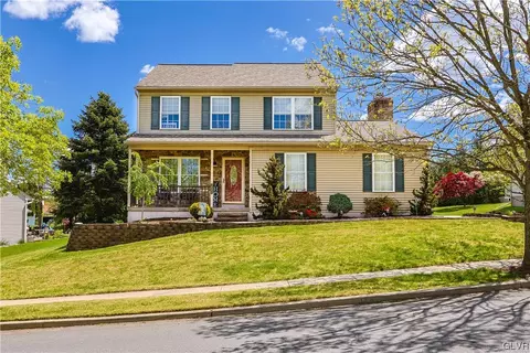 2662 Fieldview Dr, Macungie, PA 18062