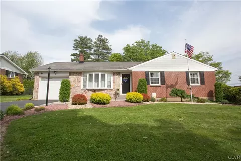 4 Forest Dr, Nazareth, PA 18064