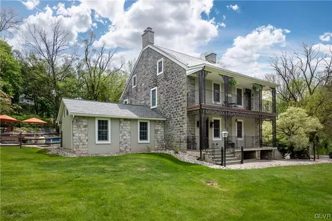 1705 Coal Yard Rd, Bethlehem, PA 18015