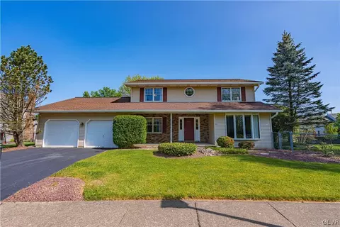 1791 Falcon Dr, Bethlehem, PA 18017