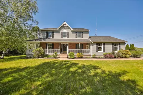 302 Beaver Run Dr, Nazareth, PA 18064