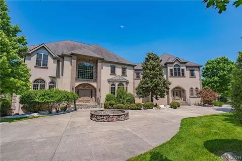 2175 Augusta Dr, Center Valley, PA 18034