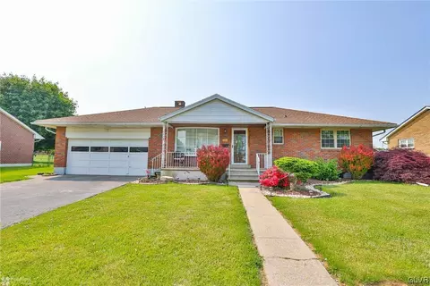 3776 Dogwood Dr, Whitehall Twp, PA 18052