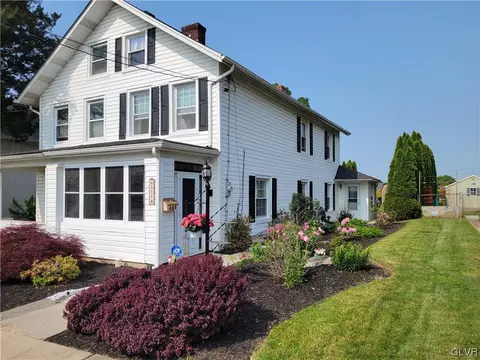 3119 N 3rd St, Hokendauqua, PA 18052