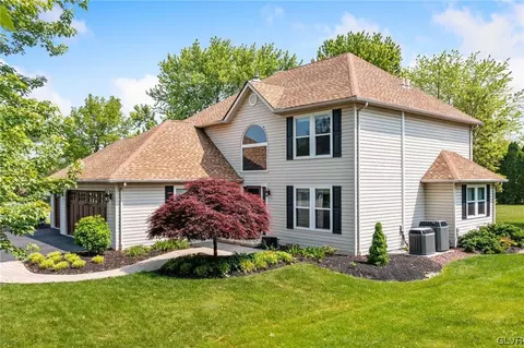 2525 River Rock Dr, Macungie, PA 18062