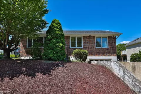 3235 S Front St, Hokendauqua, PA 18052