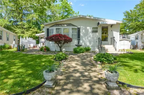 2 Longwood Cir, Bath, PA 18014