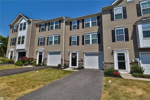 16 Red Rose Ln, Palmer Township, PA 18045