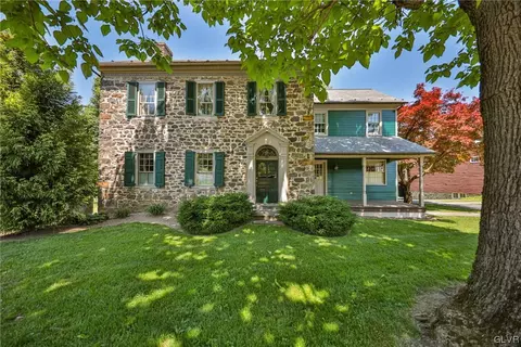 242 W Aluta Mill Rd, Nazareth, PA 18064