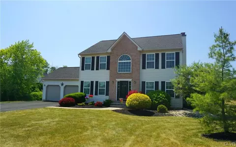 2082 Rolling Meadow Dr, Macungie, PA 18062