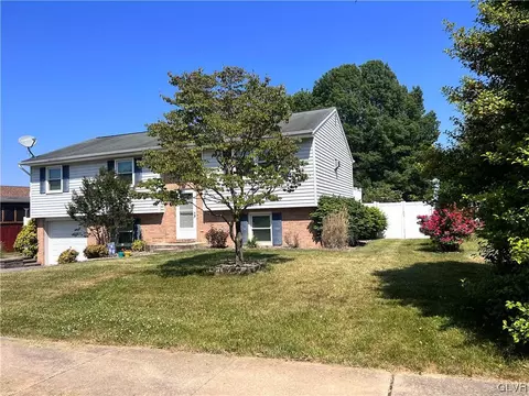 245 Honeysuckle Ln, Robesonia, PA 19551