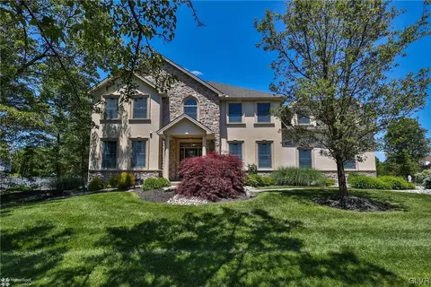 51 Carousel Ln, Palmer Township, PA 18045