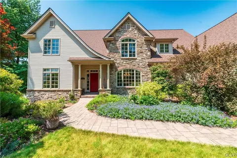 10217 Cormorant Dr, Breinigsville, PA 18031