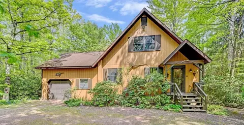 517 Bear Creek Lake Dr, Jim Thorpe, PA 18229