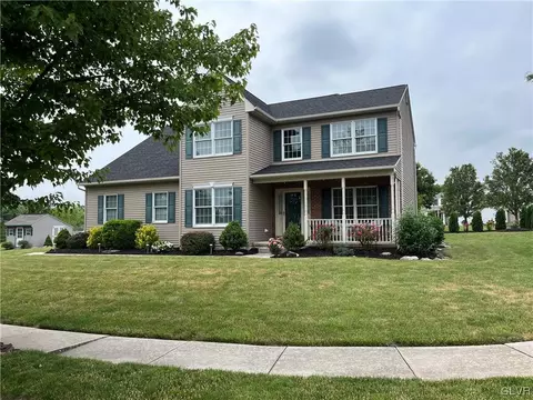 4 Country Side Ct, Palmer Township, PA 18045