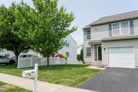 704 Karoly St, Freemansburg, PA 18017