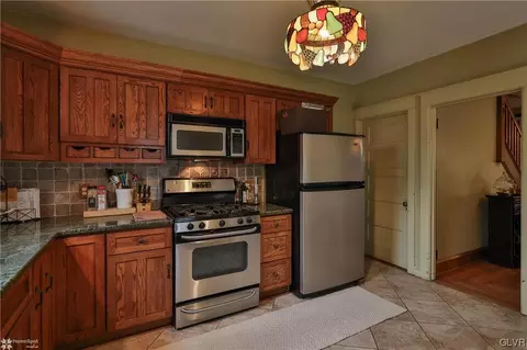112 E High St, Hellertown, PA 18055 photo 18