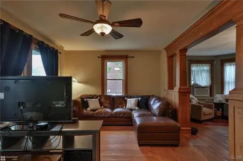 112 E High St, Hellertown, PA 18055 photo 5