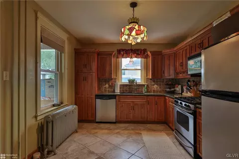 112 E High St, Hellertown, PA 18055 photo 15