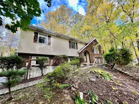 574 Ironwood Rd, Walnutport, PA 18088