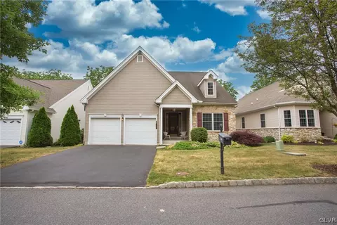 124 Glenmoor Cir S, Palmer Township, PA 18045